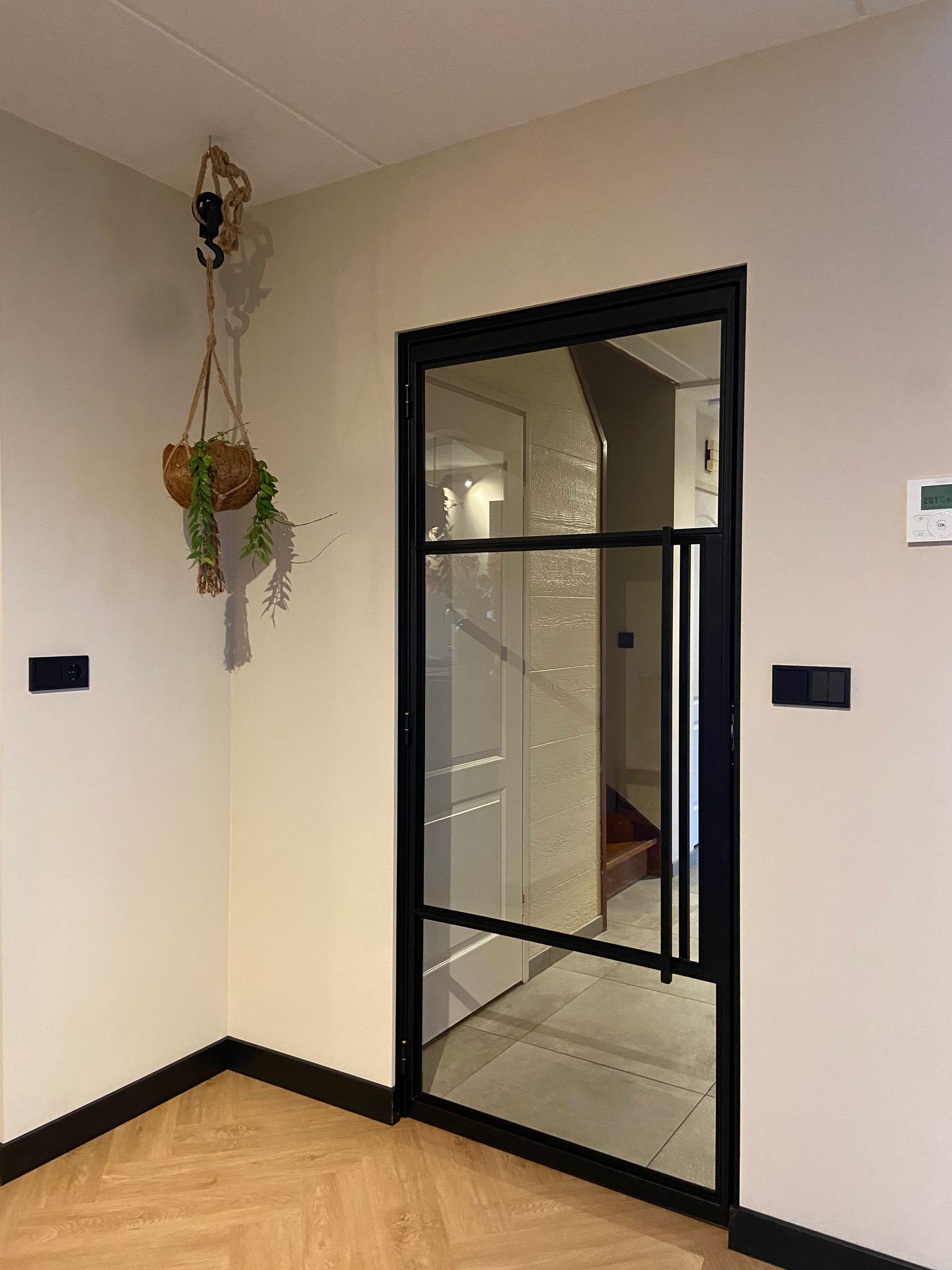 Zwart stalen scharnierdeur