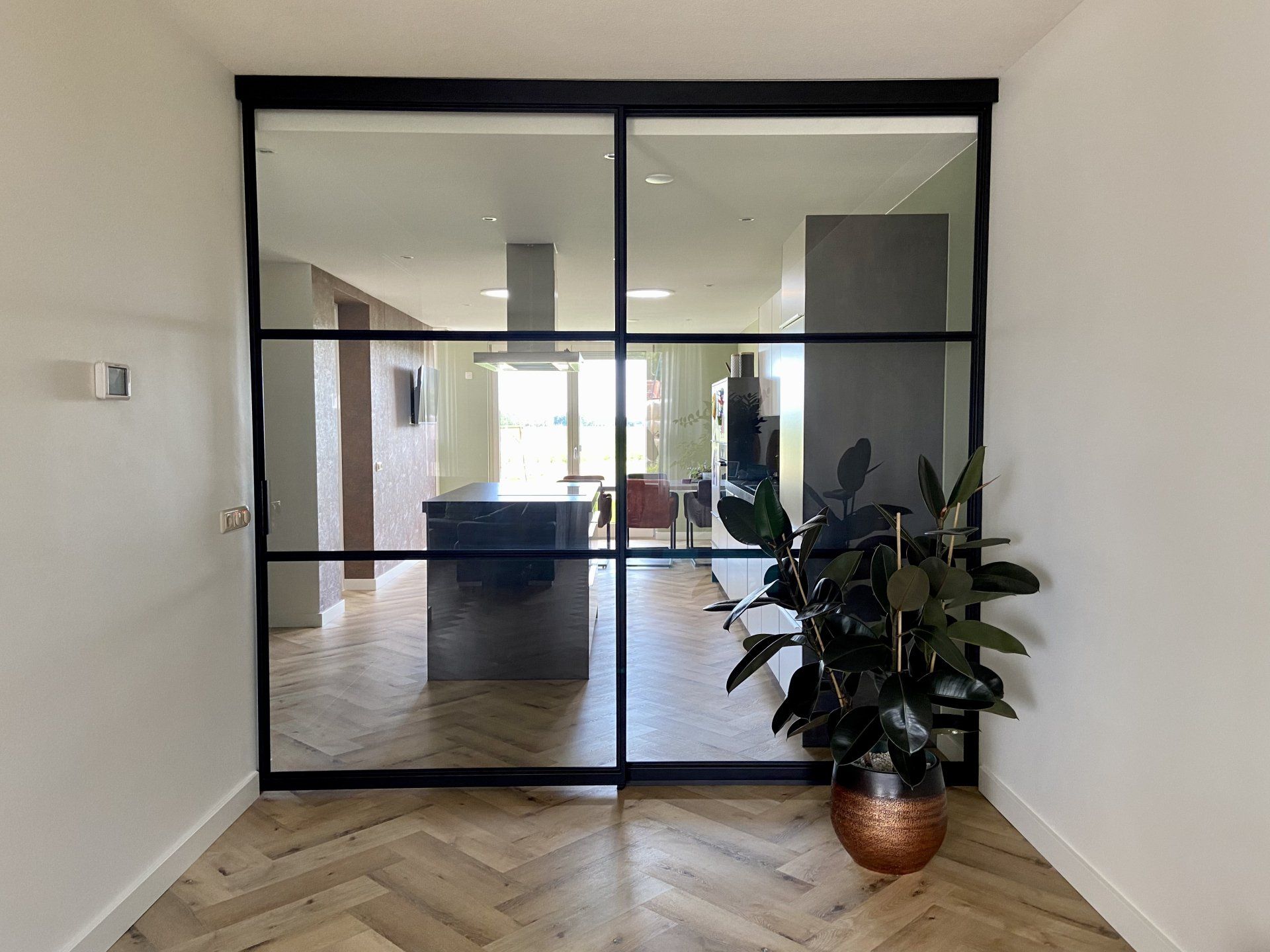 Brede stalen schuifdeur