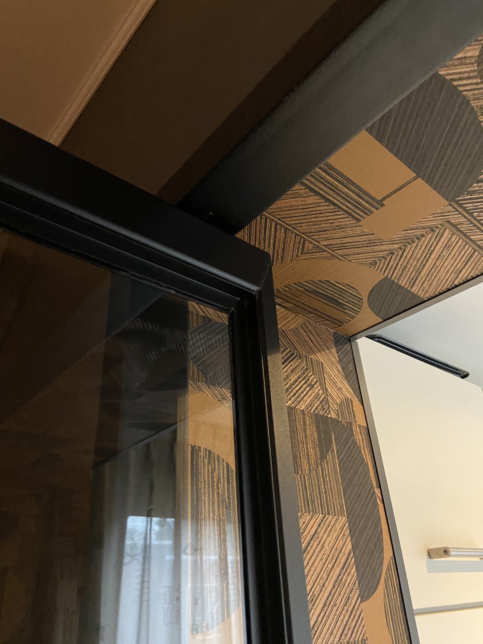 Zwarte stalen taatsdeur