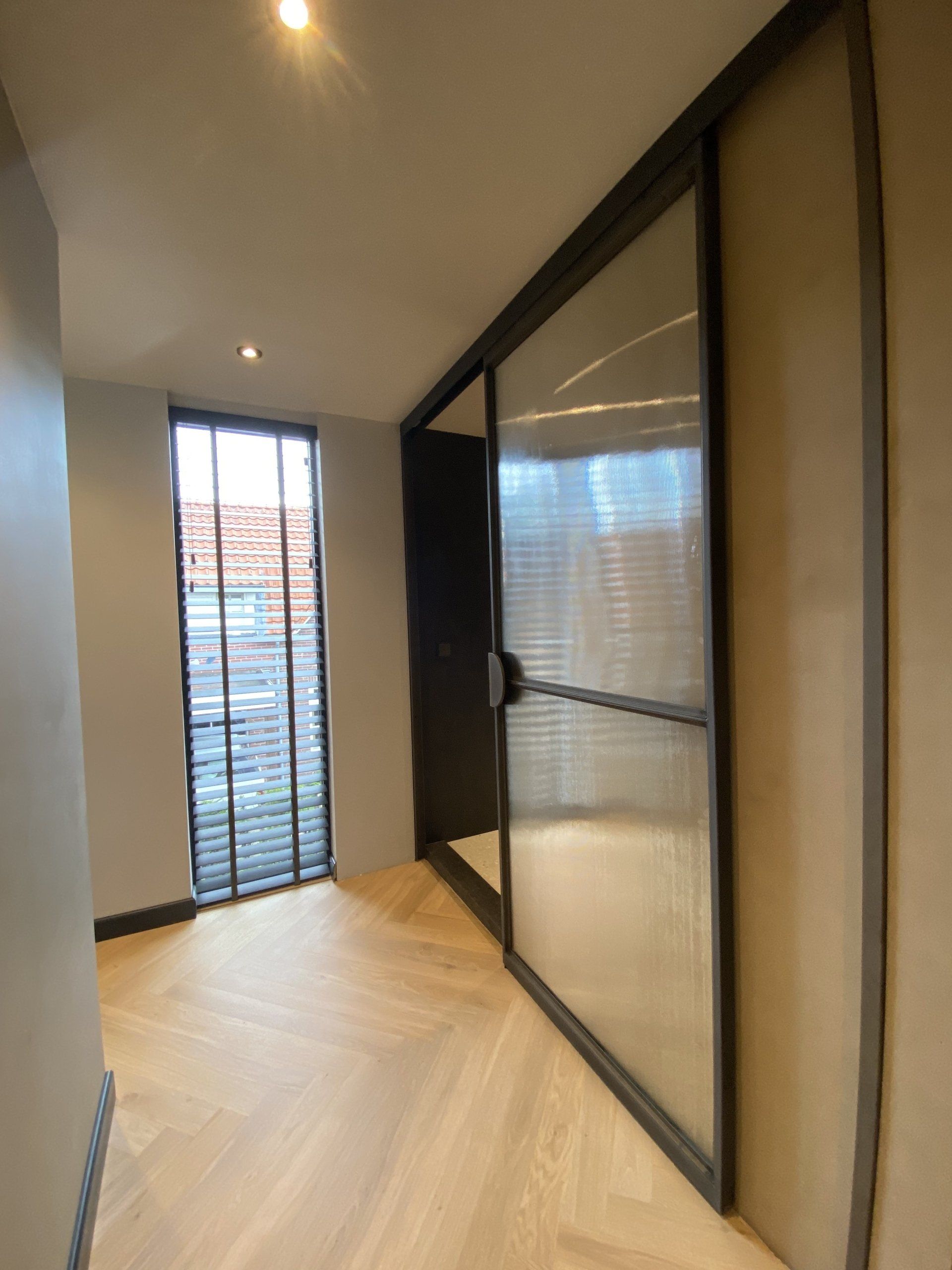 Unieke stalen schuifdeur