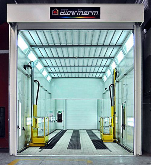 Interno di una cabina per verniciatura asti
