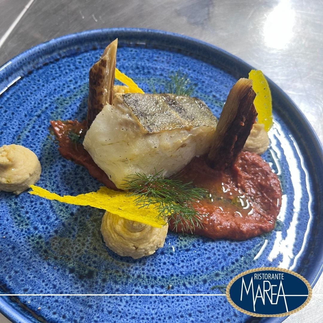 Un piatto blu con un pezzo di cibo sopra e la parola marea sopra