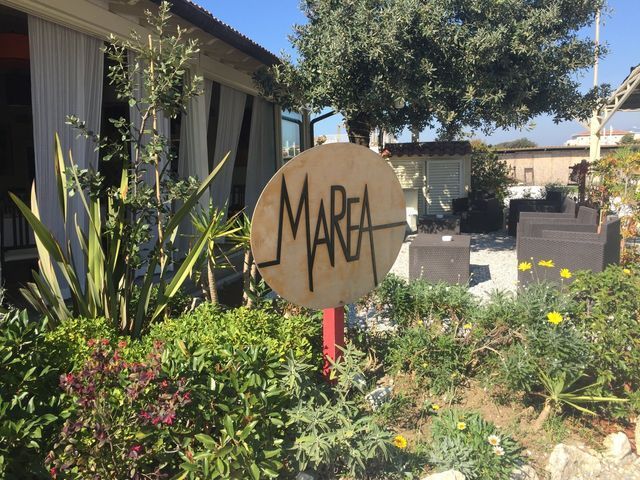 Un cartello di legno con la parola marea sopra