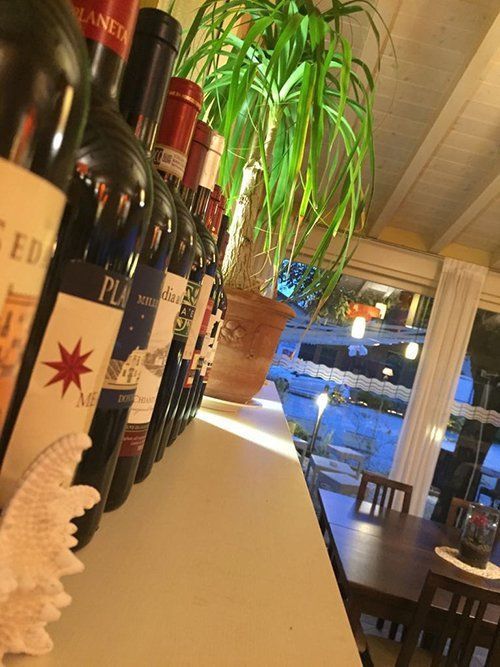 Bottiglie di vino sono allineate su un bancone in un ristorante