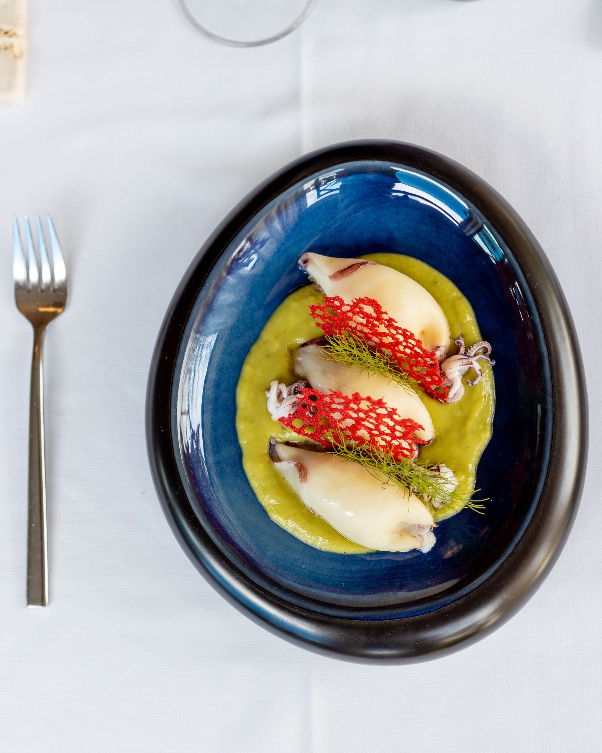 Un grande vassoio di frutta con una banana sopra.