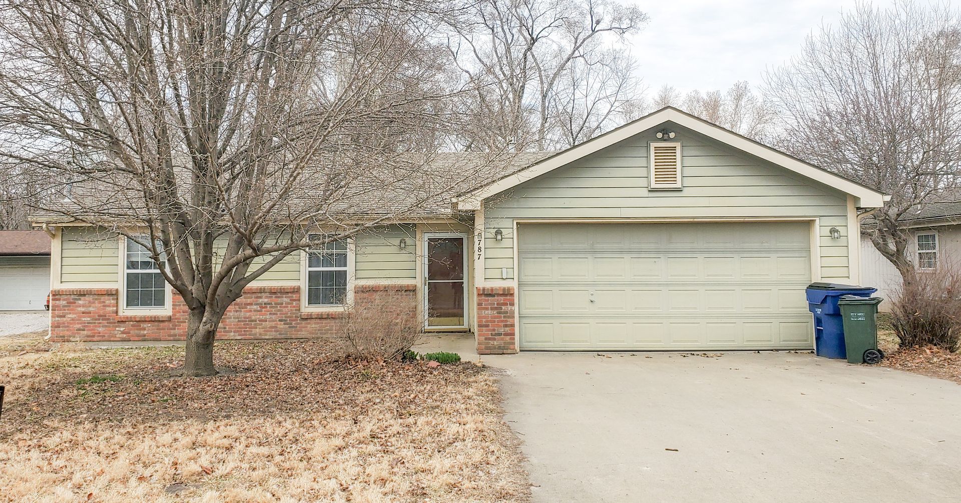Home Pros Painting exterior house painting before Lawrence