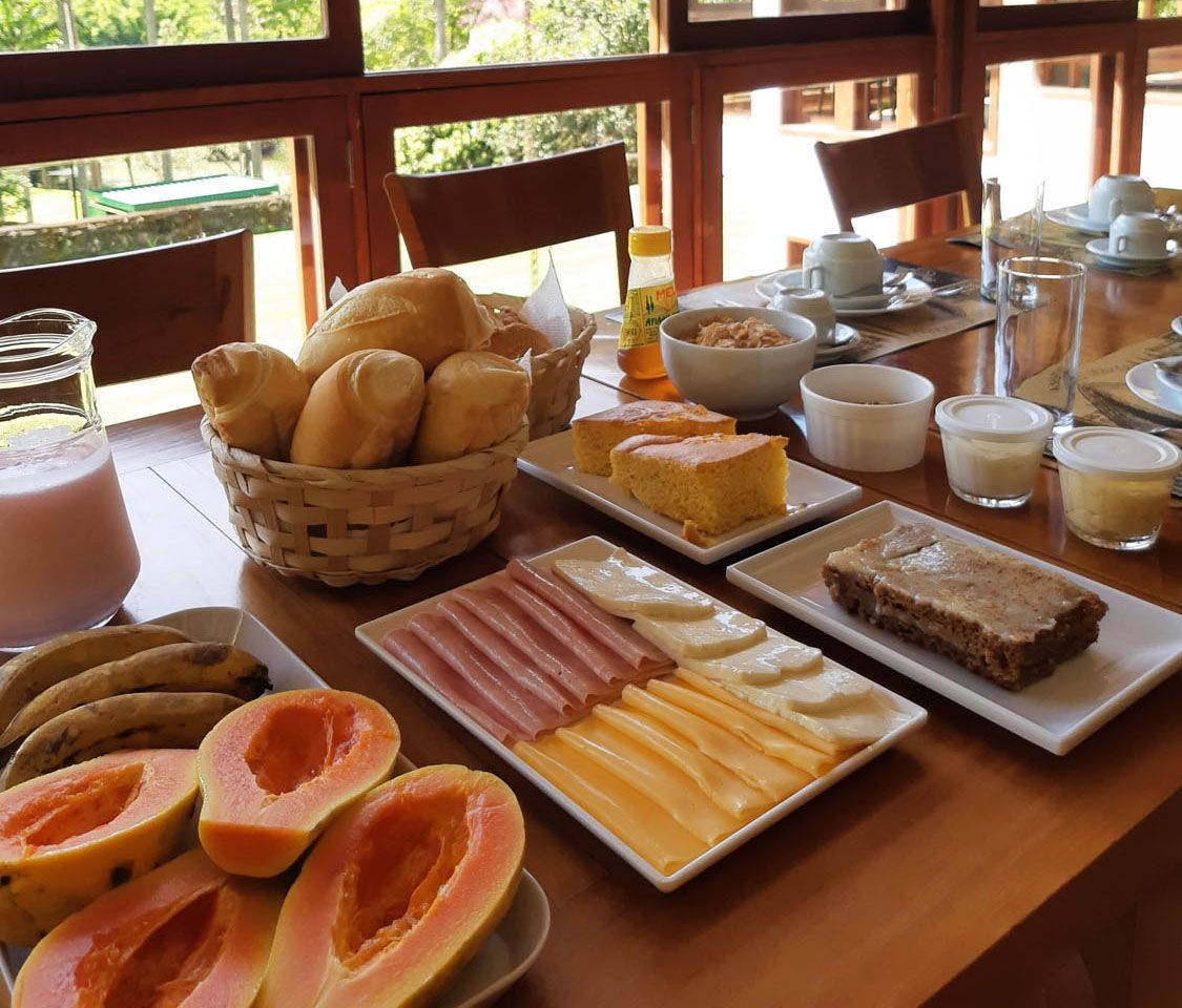 Uma mesa coberta com pratos de comida, incluindo pão e frutas