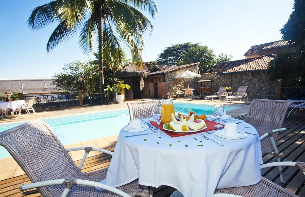 Uma mesa com uma bandeja de comida em frente a uma piscina