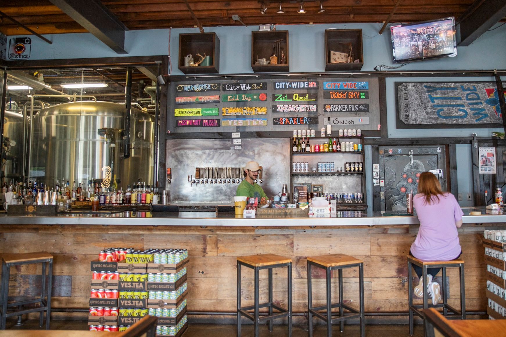 The bar at the 4 Hands Brewery & Tasting Room