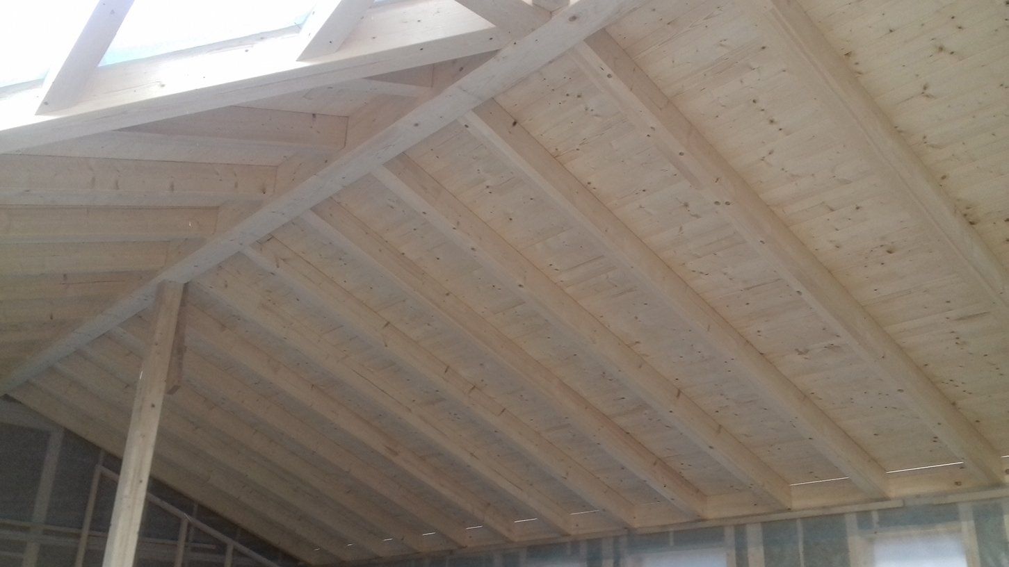 tetto di una casa in legno prefabbricata