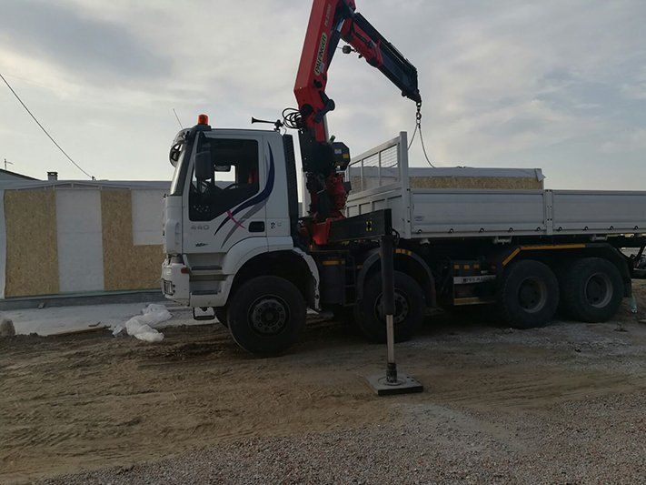 camion della ditta Zanardi di Pernumia specializzata in costruzioni edili prefabbricate e a basso impatto ambientale