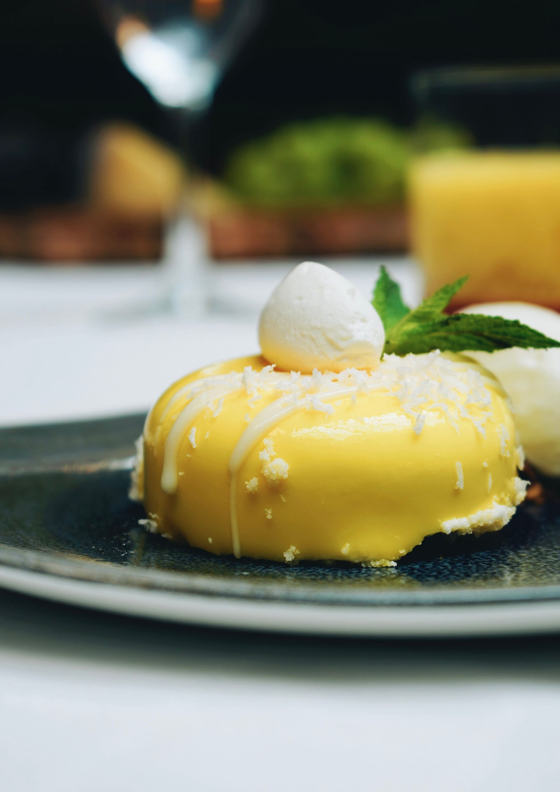 Un primer plano de un postre en un plato sobre una mesa.