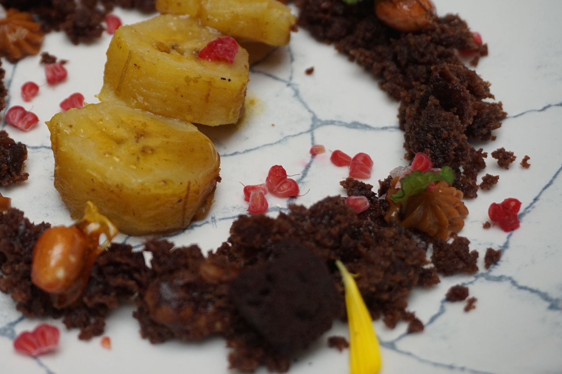 Un primer plano de un plato de comida con plátanos y nueces.