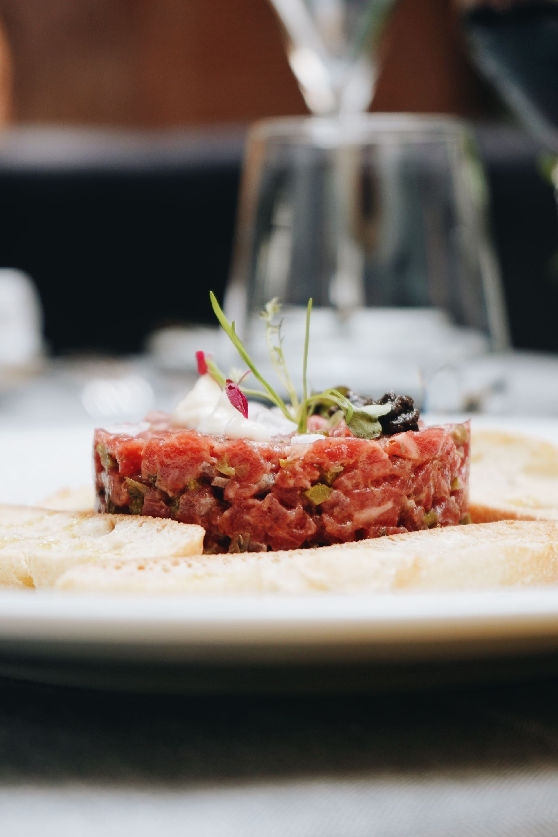 Un primer plano de un plato de comida sobre una mesa.