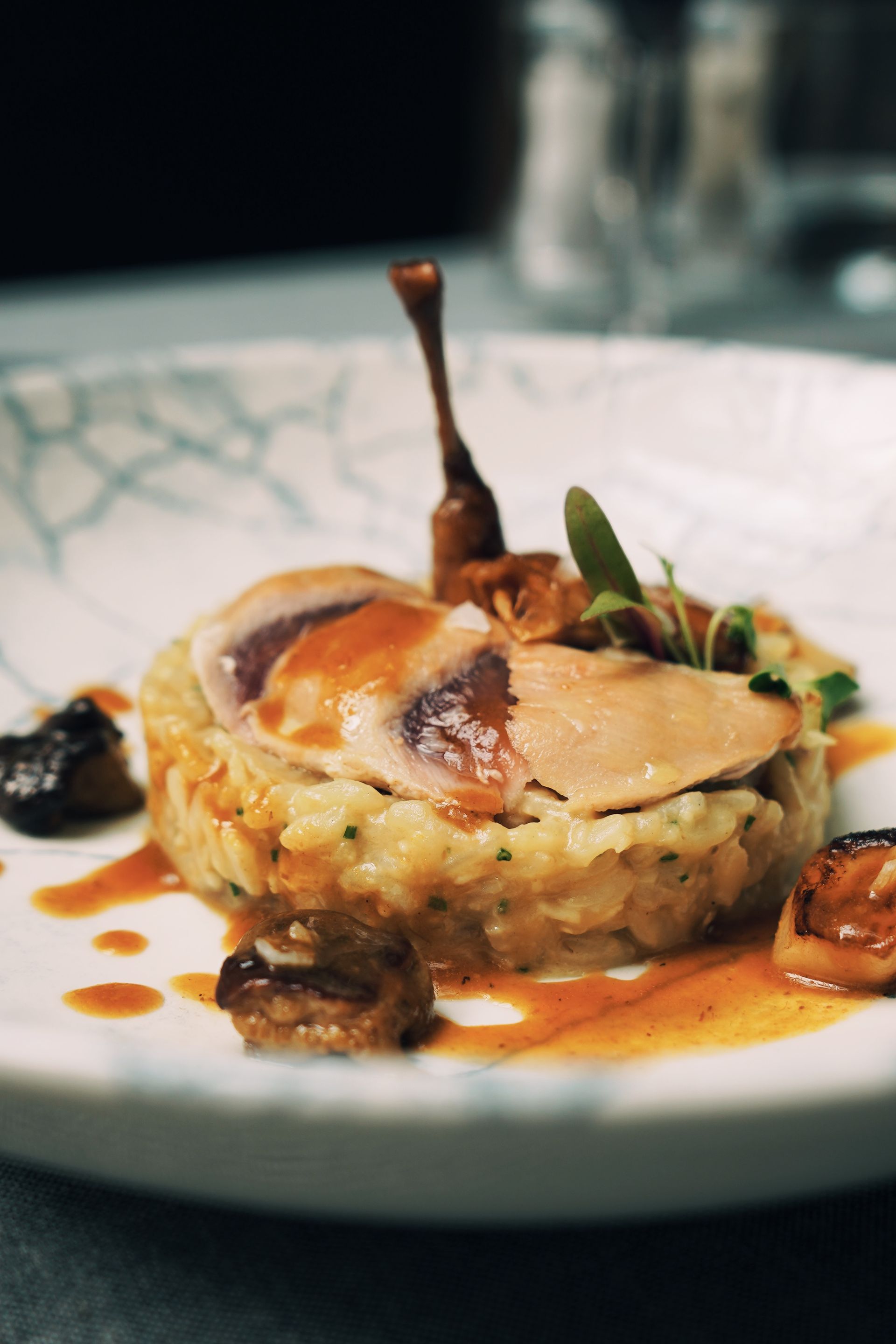 Un primer plano de un plato de comida sobre una mesa