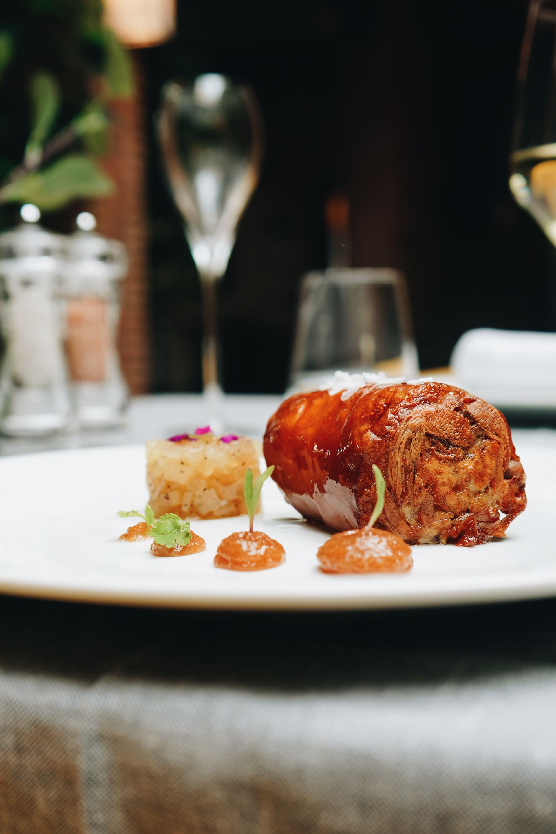 Un primer plano de un plato de comida sobre una mesa.