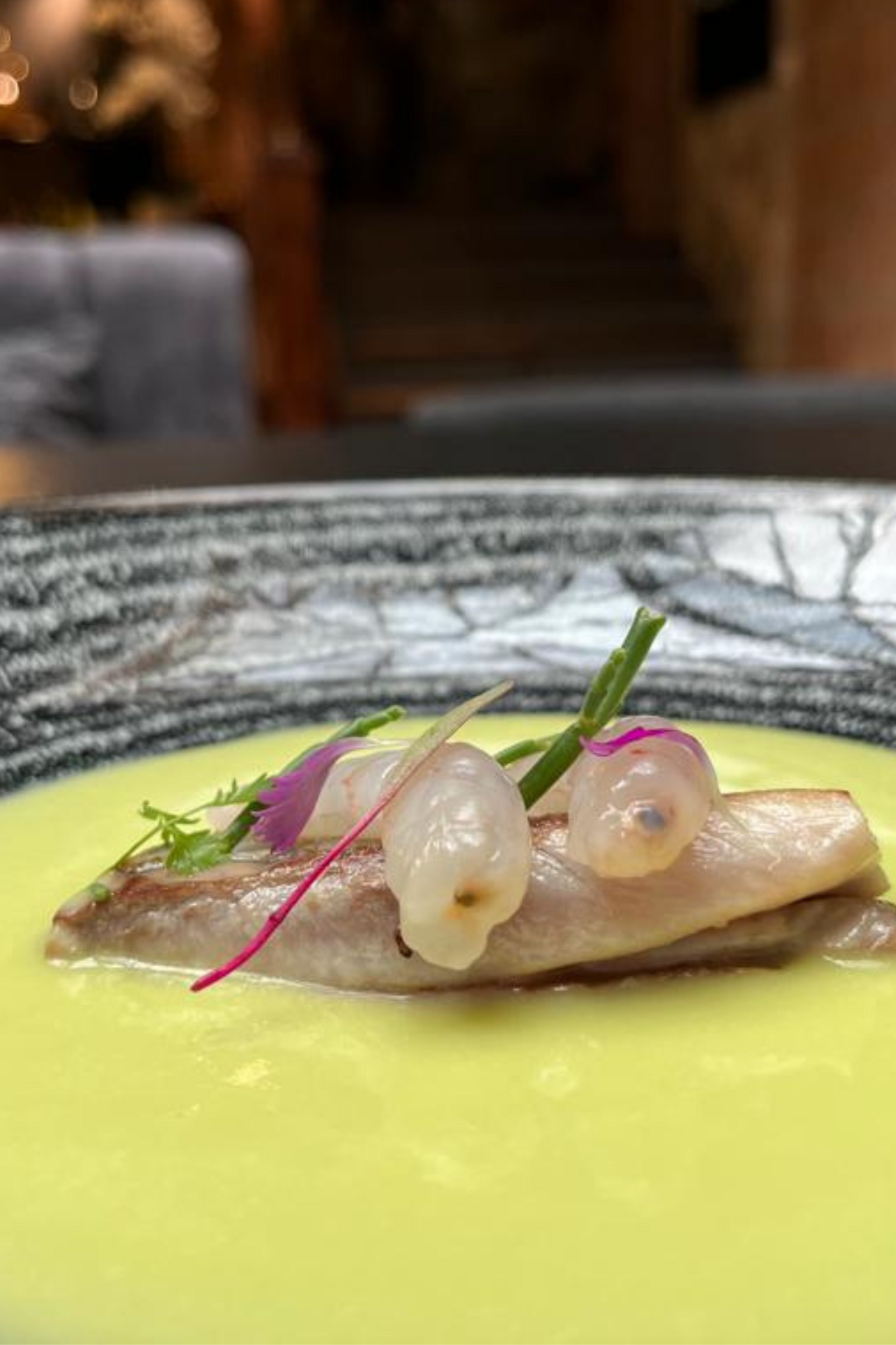 Un primer plano de un plato de comida sobre una mesa.