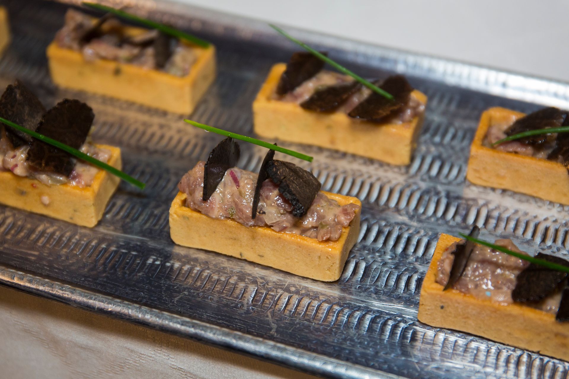 Un primer plano de una bandeja de comida sobre una mesa.