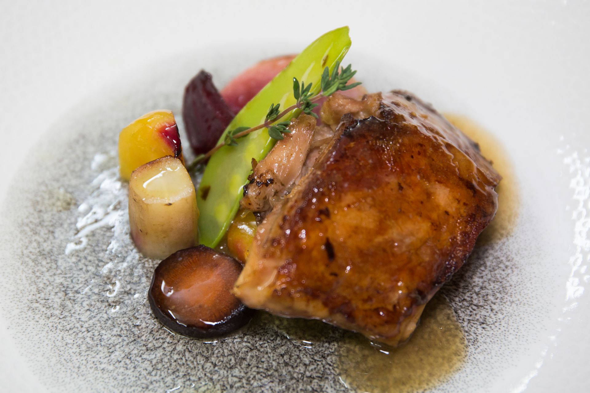 Un primer plano de un plato de comida con carne y verduras sobre una mesa.