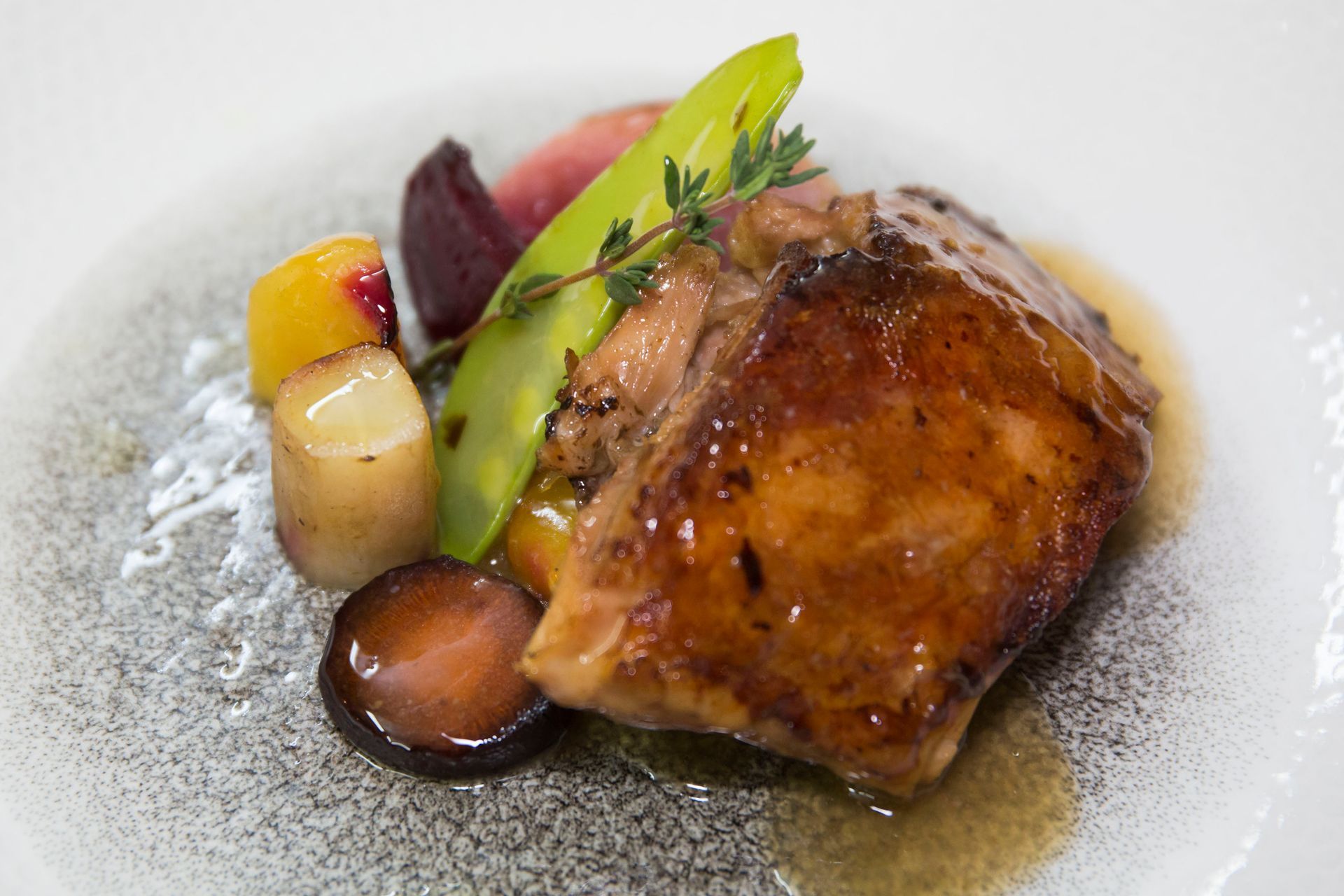 Un primer plano de un plato de comida con carne y verduras sobre una mesa.
