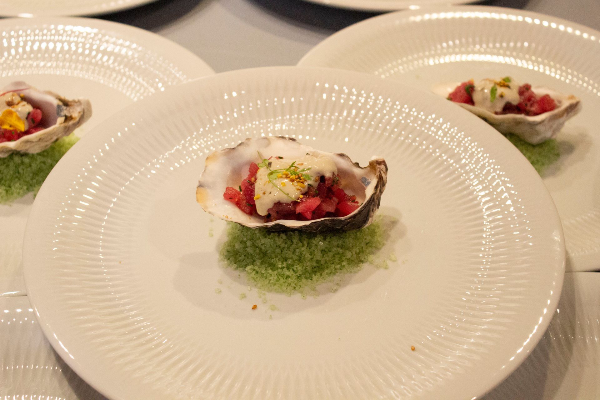 Un primer plano de un plato de comida sobre una mesa.