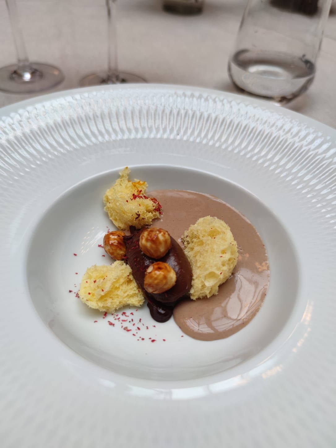 Un primer plano de un plato de comida sobre una mesa.