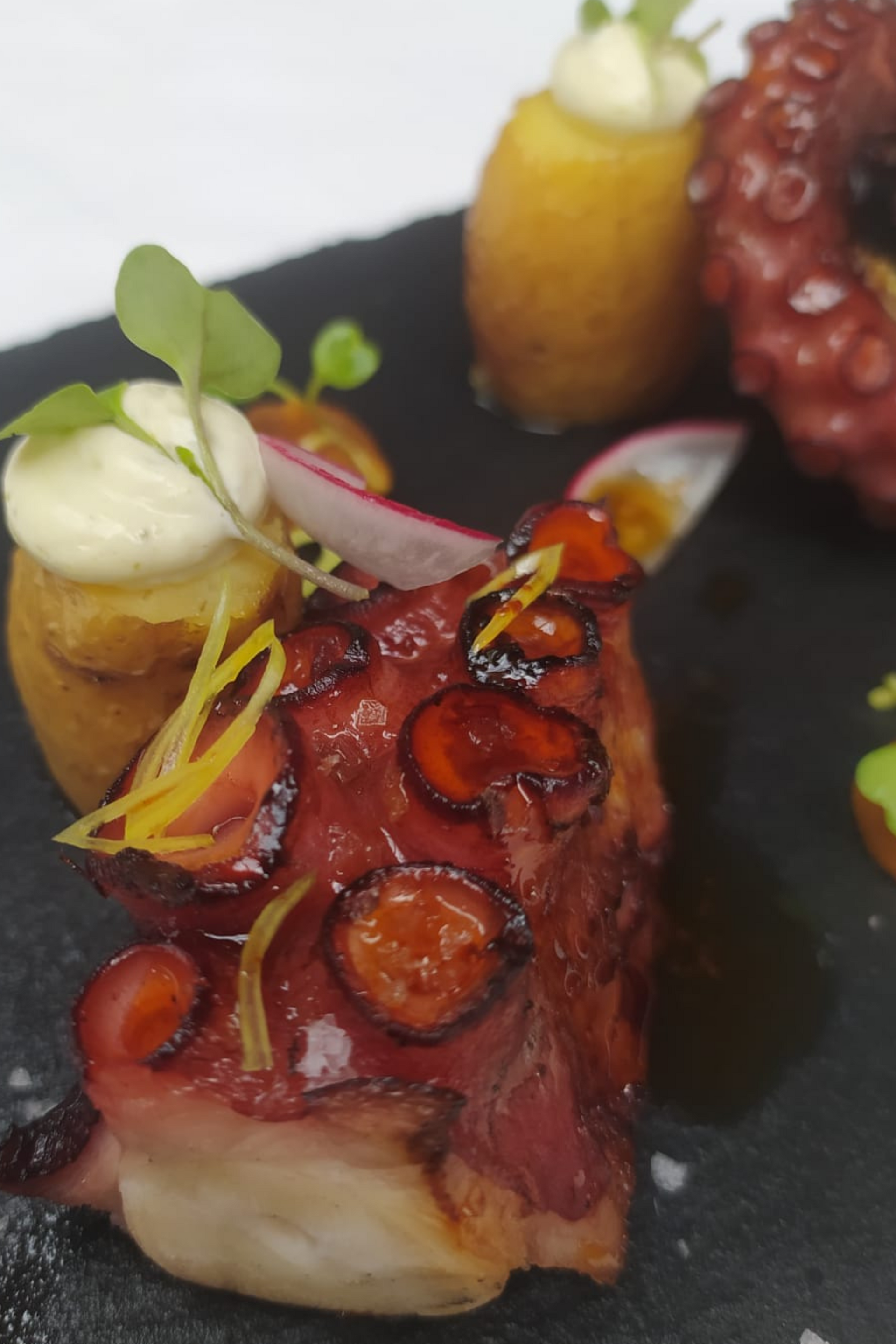 Un primer plano de un plato de comida sobre una mesa