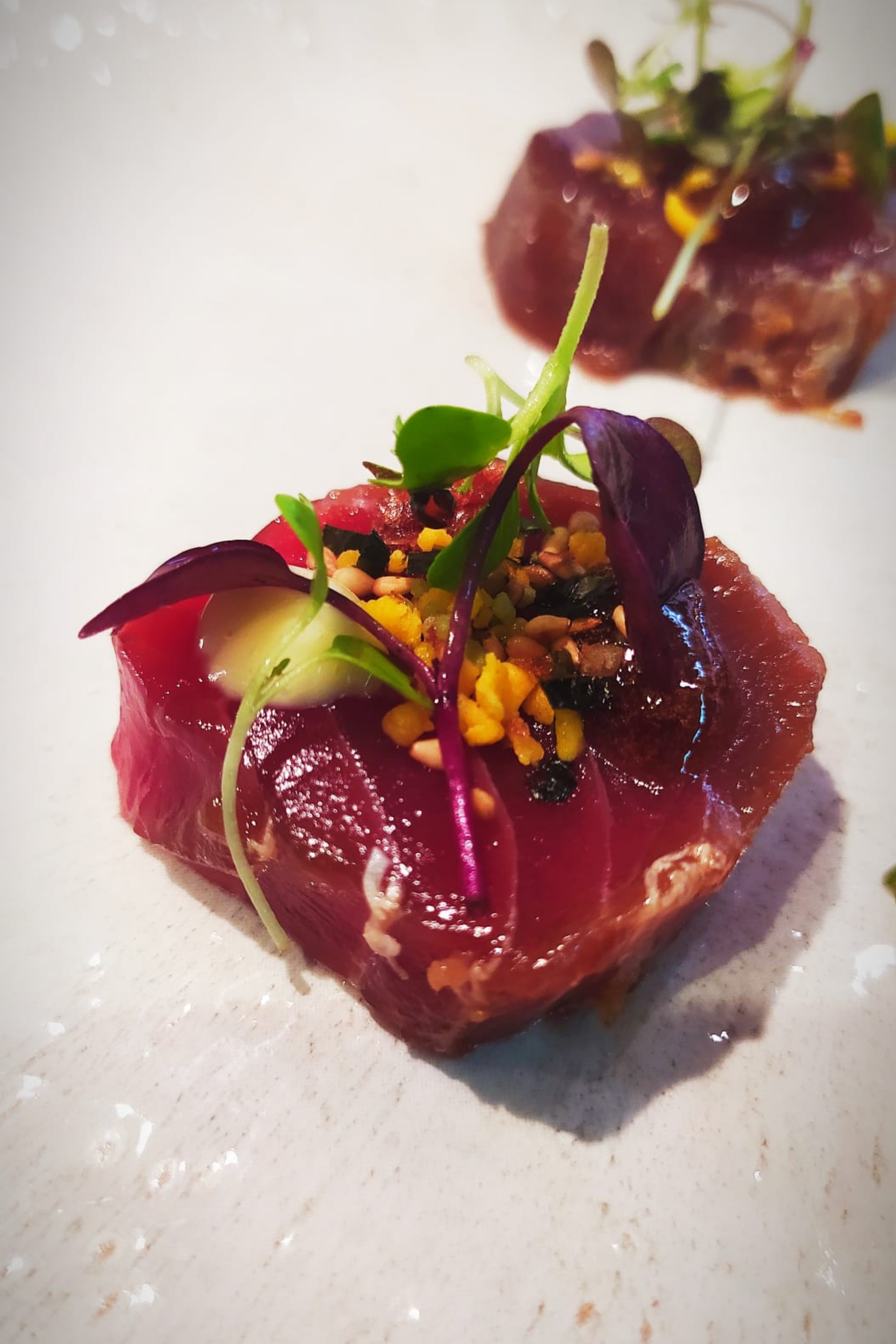 Un primer plano de un trozo de carne en un plato blanco.