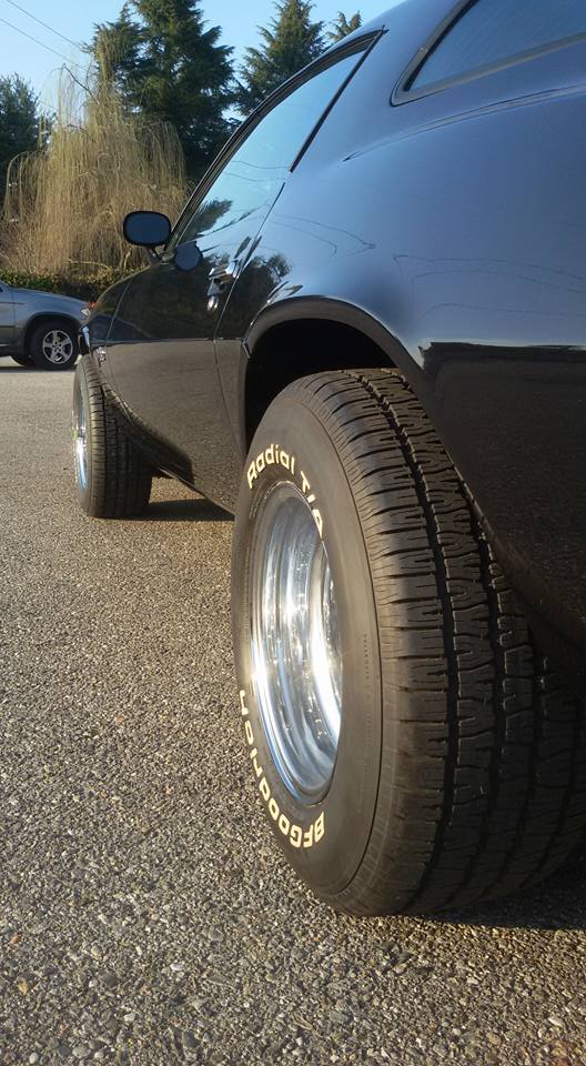 auto all'esterno dell'officina gommista