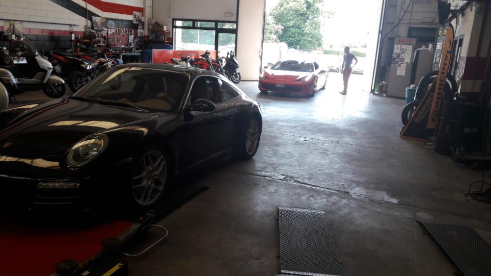 auto di lusso in officina gommista
