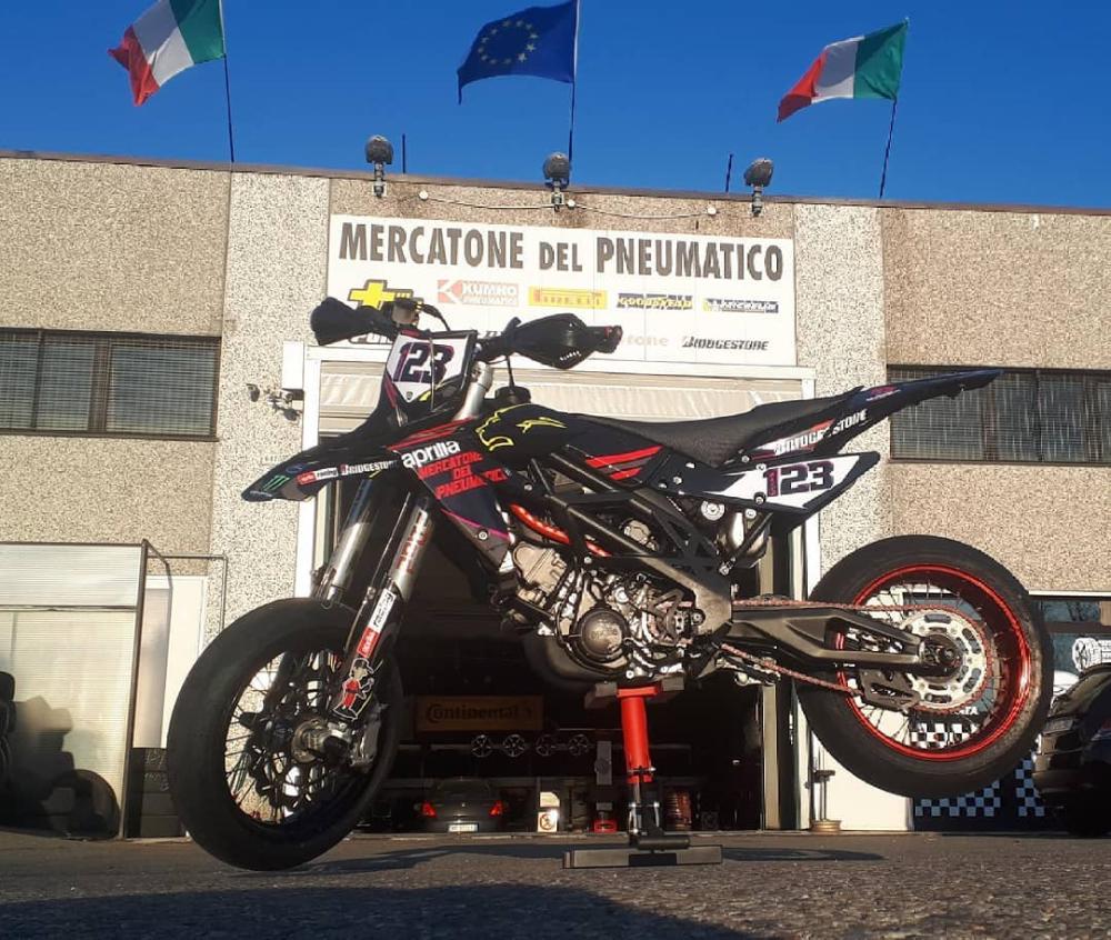 moto da cross in officina gommista