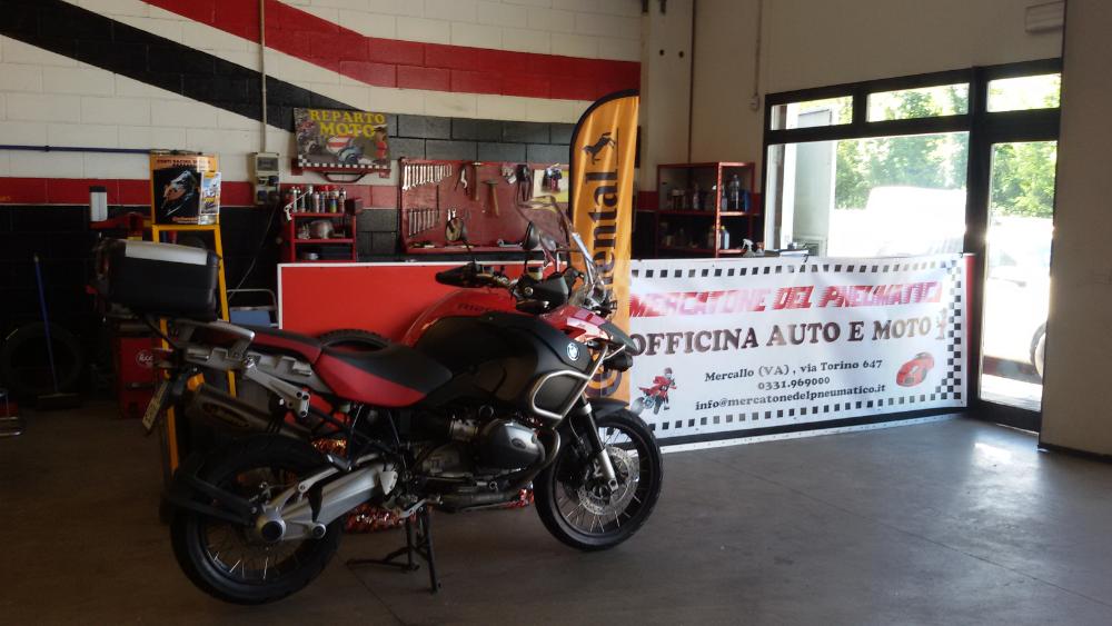 moto in officina gommista