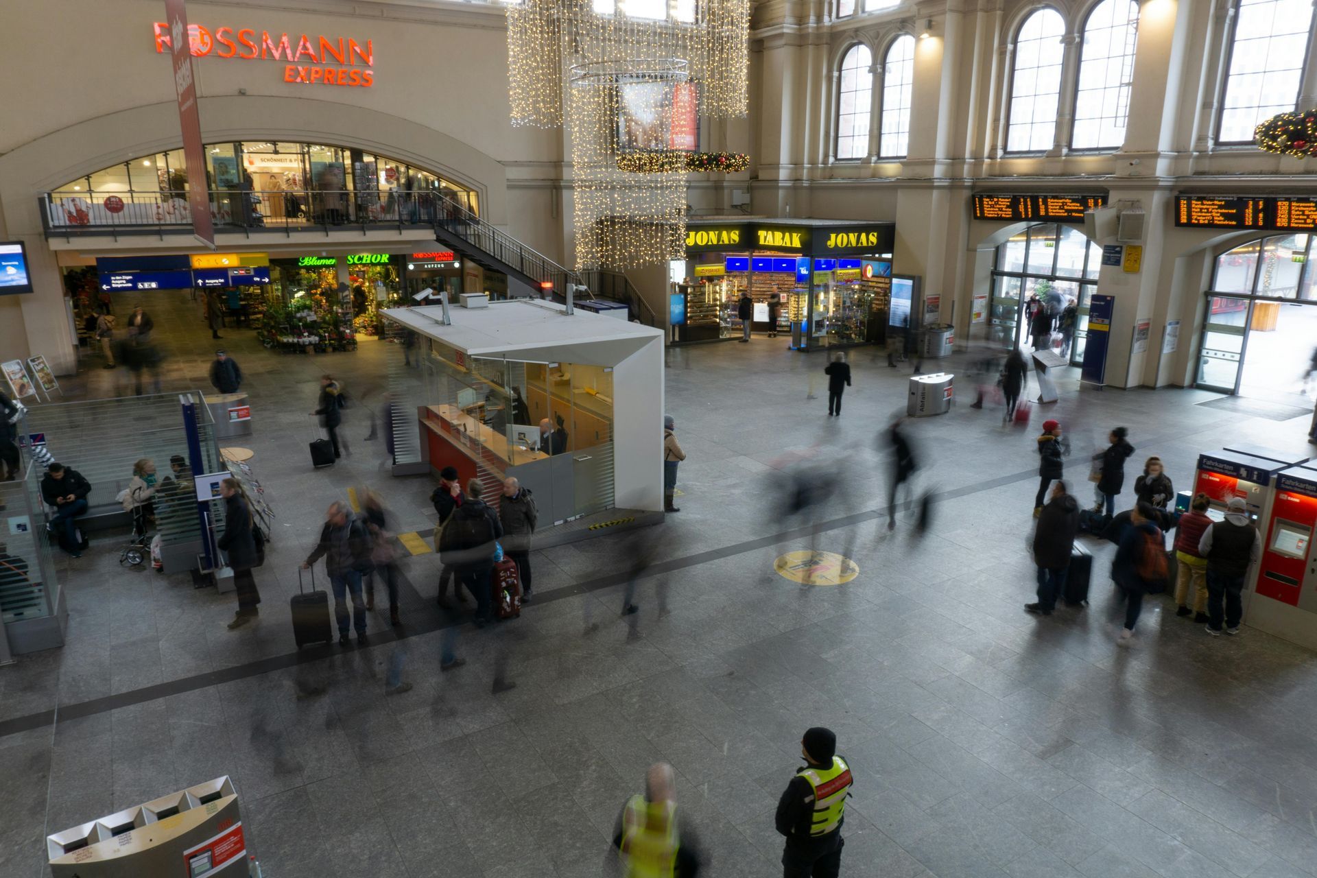 A blurry photo of a train station with a sign that says ' kassemann ' on it