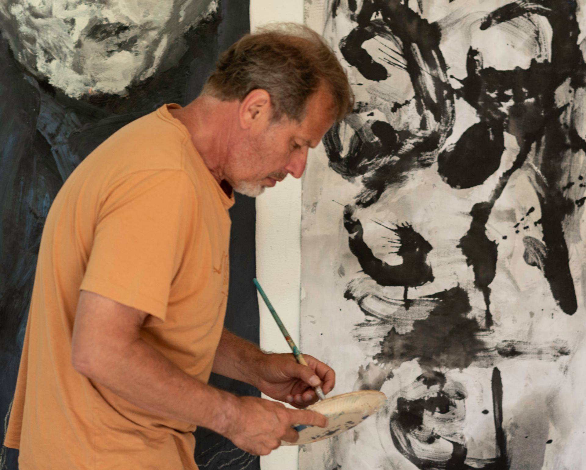 Der Künstler Walter Mack bei der Arbeit