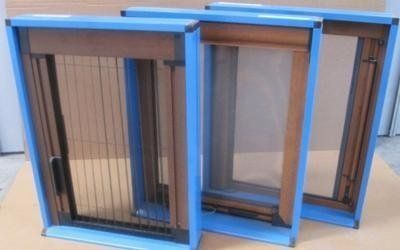 Campioni di diverse tipologie e colori di zanzariere in alluminio proposte da Cesari srl di Recanati