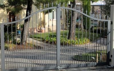 Cancello a due ante realizzato da Cesari srl di Recanati