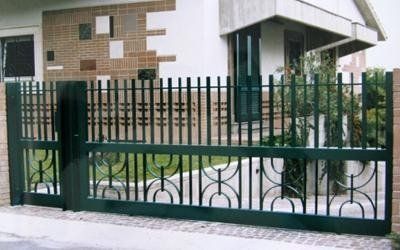 Cancello con apertura laterale realizzato da Cesari srl di Recanati