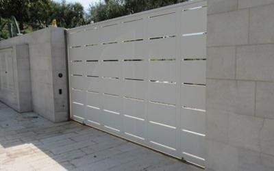 Cancello scorrevole realizzato da Cesari srl di Recanati