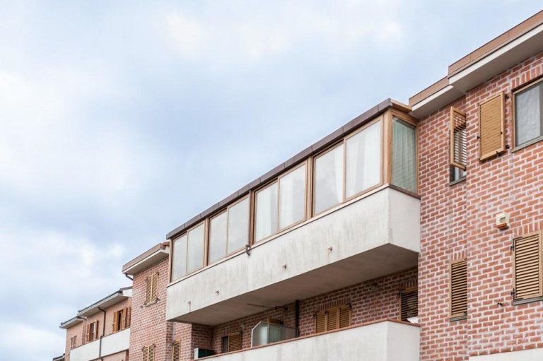 Chiusura balcone con infissi in alluminio con vetrate realizzati da Cesari srl di Recanati