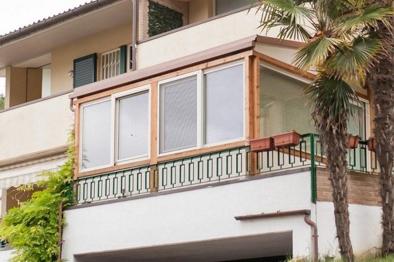 Chiusura balcone con infissi in alluminio finto legno realizzati da Cesari srl di Recanati