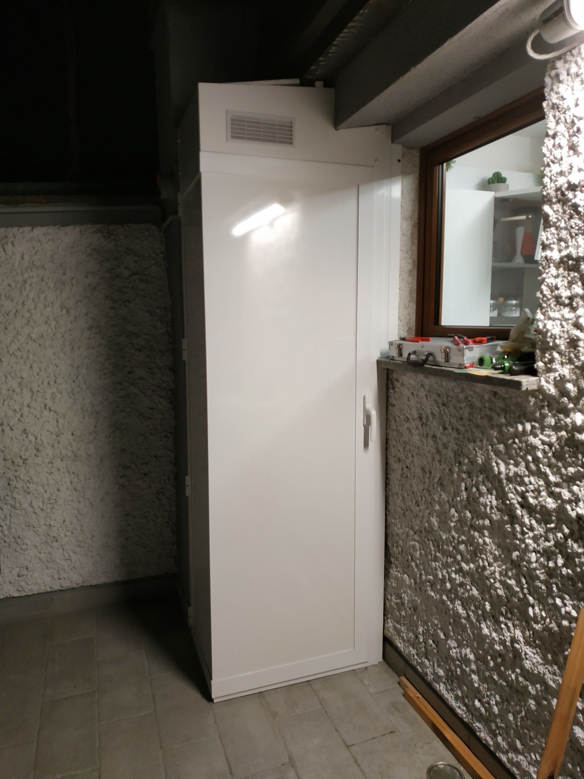 Chiusura con struttura in alluminio per un locale caldaia realizzata da Cesari srl di Recanati