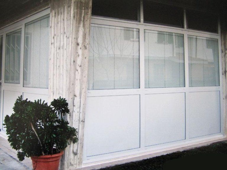 Chiusura garage con pannelli in alluminio e vetro realizzati da Cesari srl di Recanati