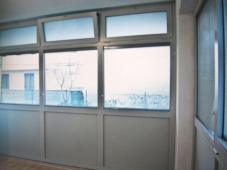 Chiusura terrazzi con pannelli in alluminio e vetro realizzati da Cesari srl di Recanati