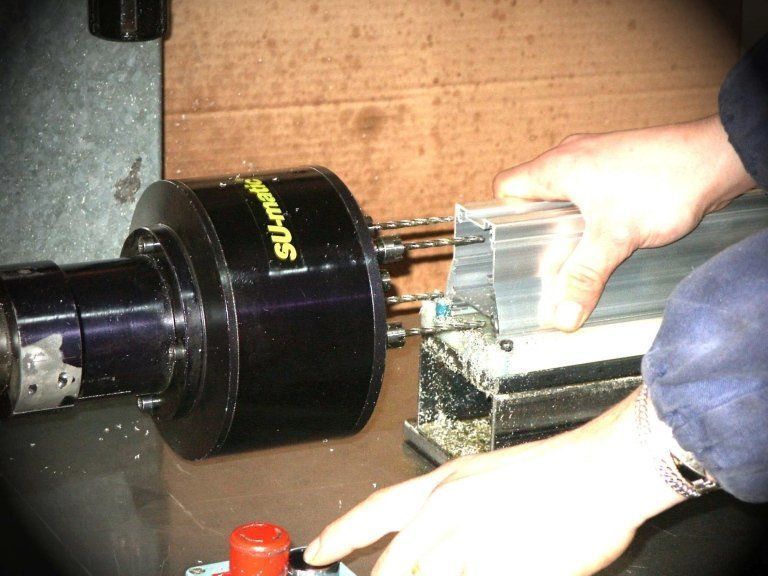 Filettatura su estrusi in alluminio presso Cesari srl di Recanati