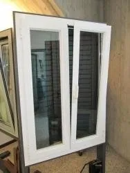 Finestra in alluminio a due ante con anta a ribalta realizzata da Cesari srl di Recanati