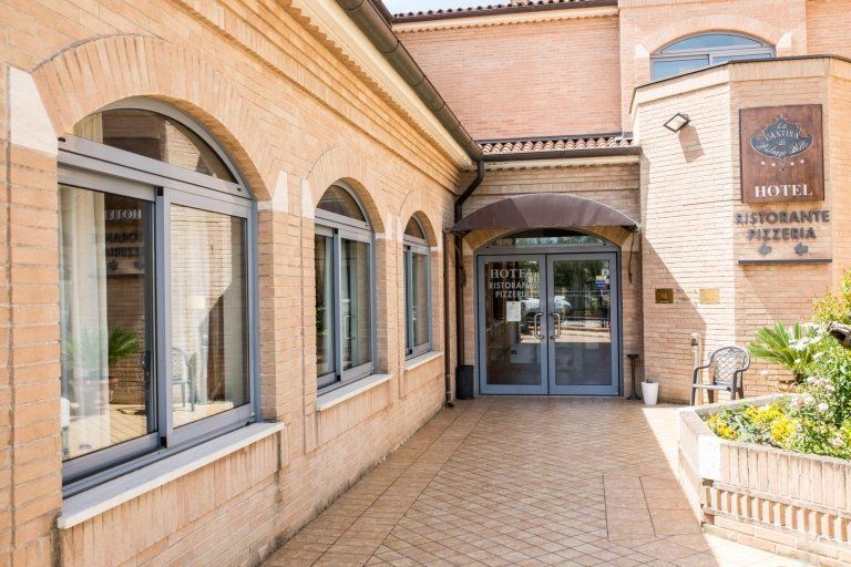 Finestre scorrevoli in alluminio ad arco e portone realizzati da Cesari srl di Recanati