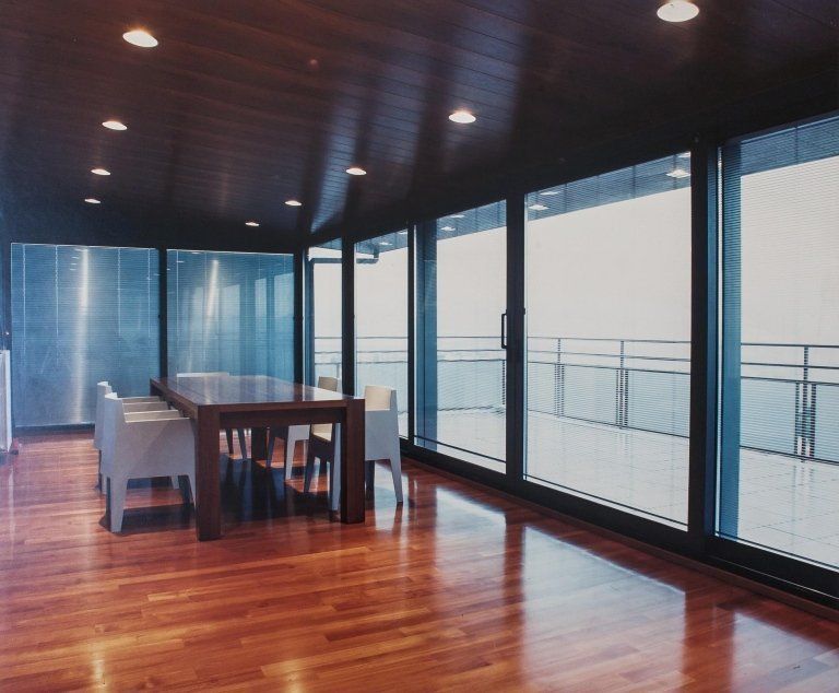 Infissi in alluminio scorrevoli per veranda di un attico realizzati da Cesari srl di Recanati