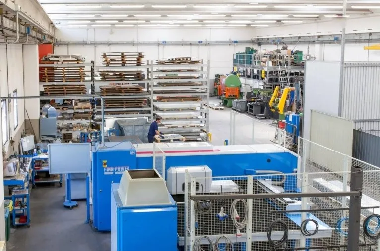 Interno dello stabilimento della Cesari srl di Recanati