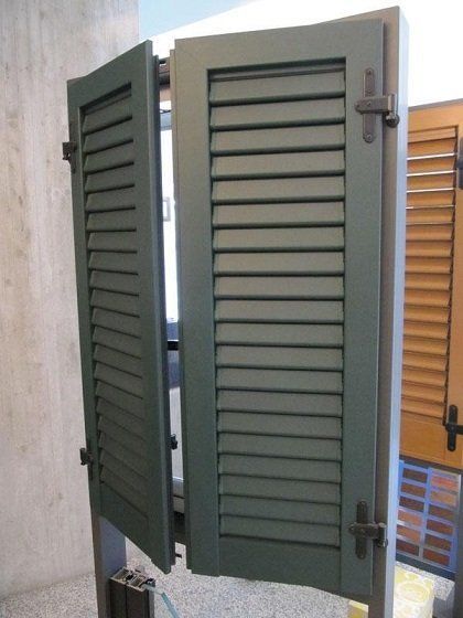 Persiane in alluminio a due ante realizzate  da Cesari srl di Recanati