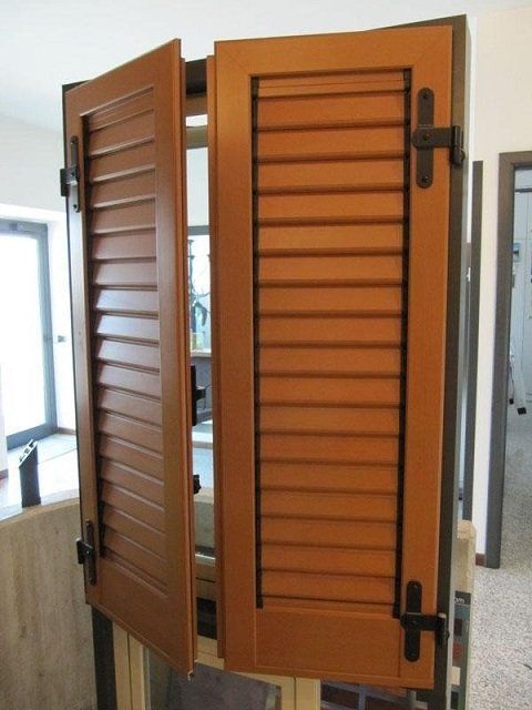 Persiane in alluminio a due ante a telaio, finto legno realizzate  da Cesari srl di Recanati